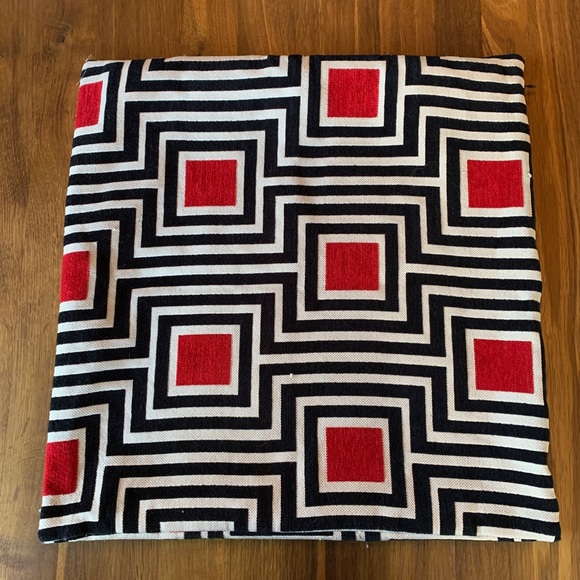 Set of 2 Black & Red geometric cushion covers. - Picture 4 of 6